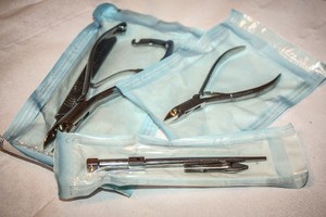 Instruments stérilisés par autoclave et mis sous sachets
